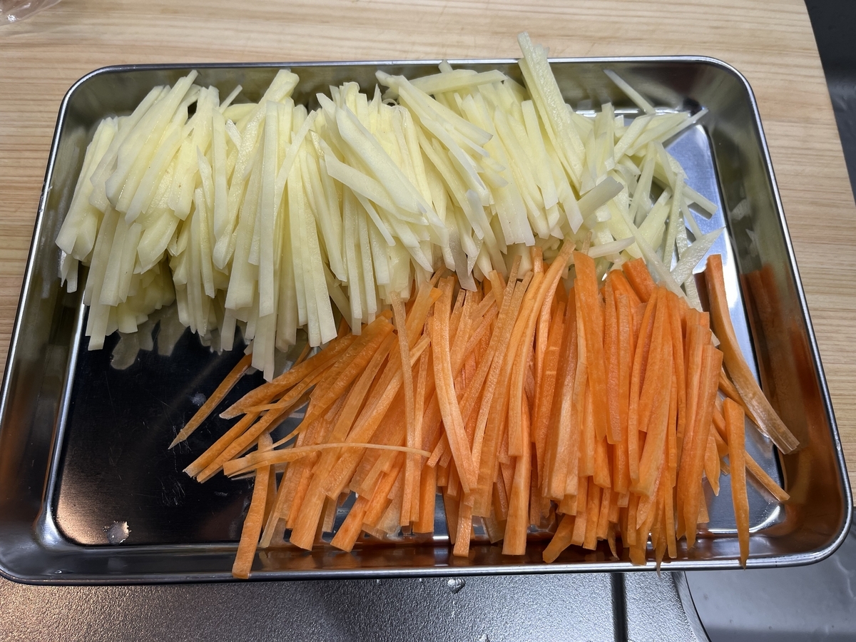 千切りにしたじゃがいもと人参