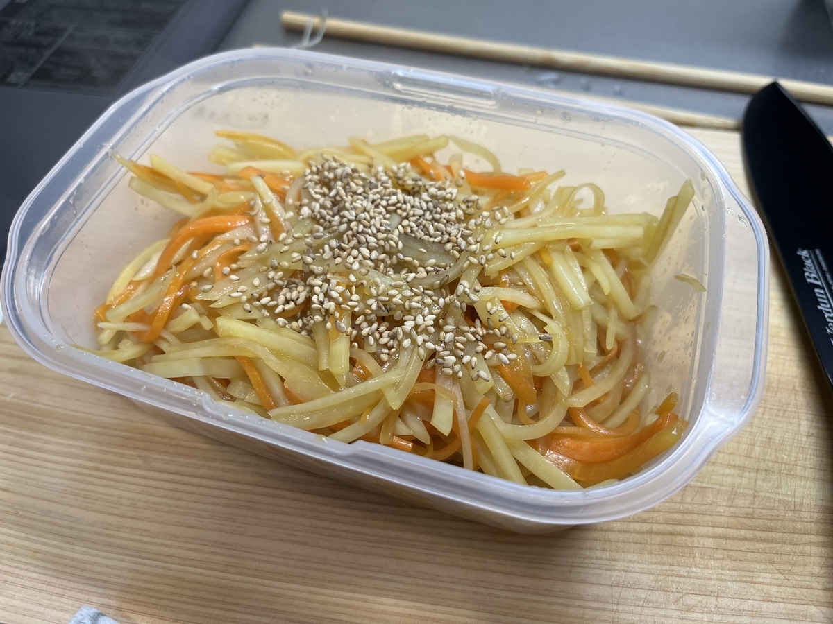 完成図。タッパーに入れて白ごまを振る