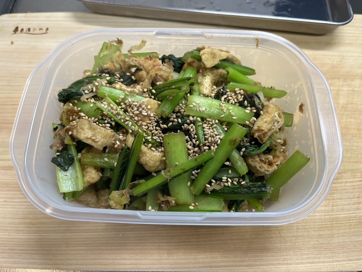 完成図。タッパーに入れて白ごまを振る