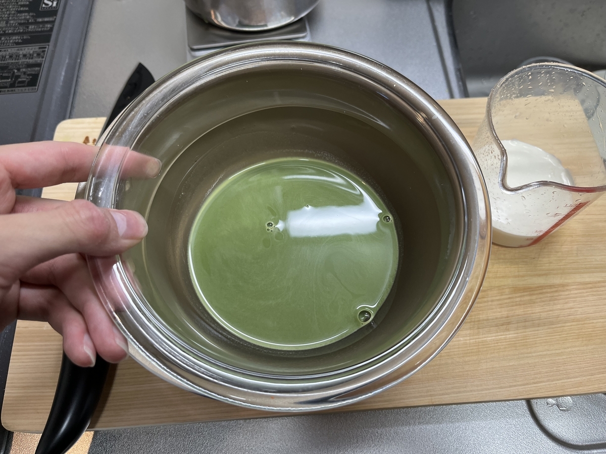 冷水で冷やして生クリームを入れている写真