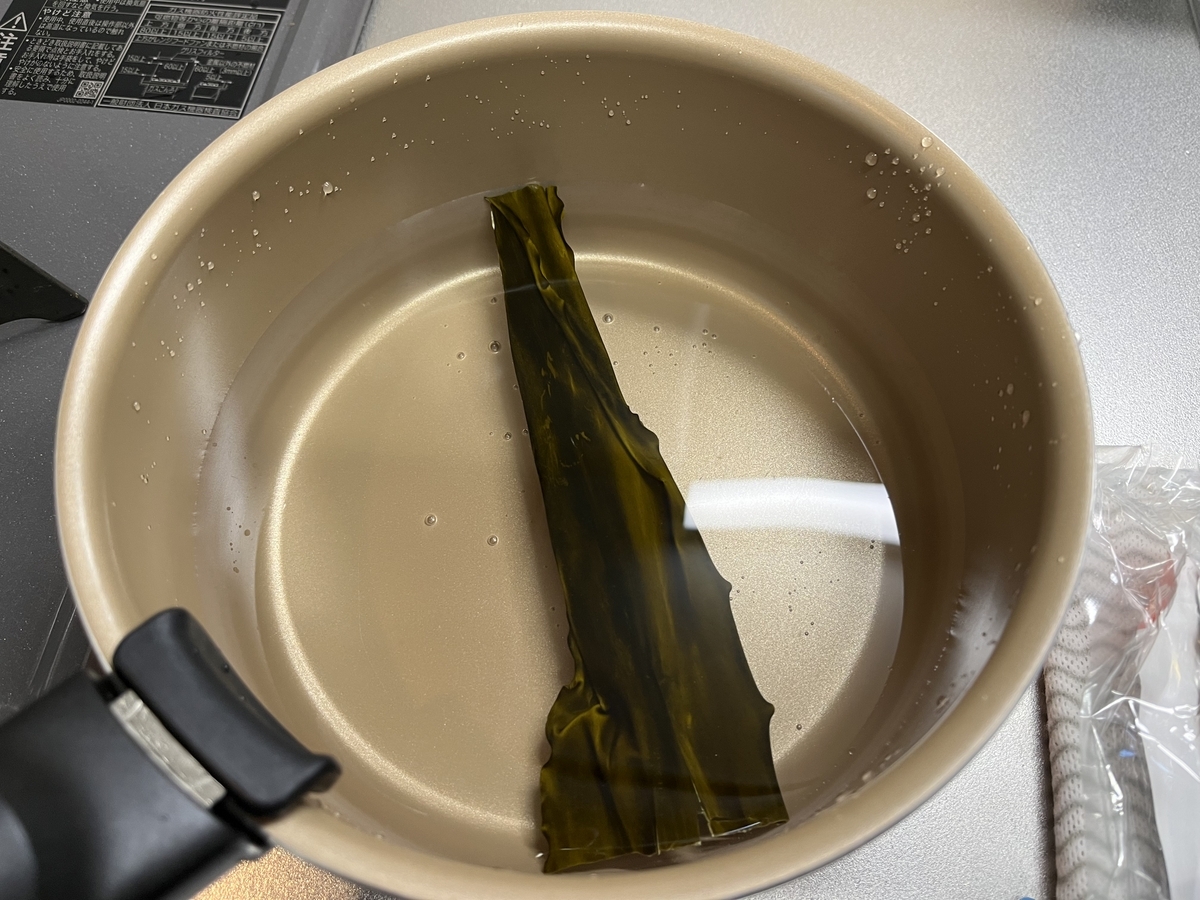 昆布を水に入れて出汁をとっている写真