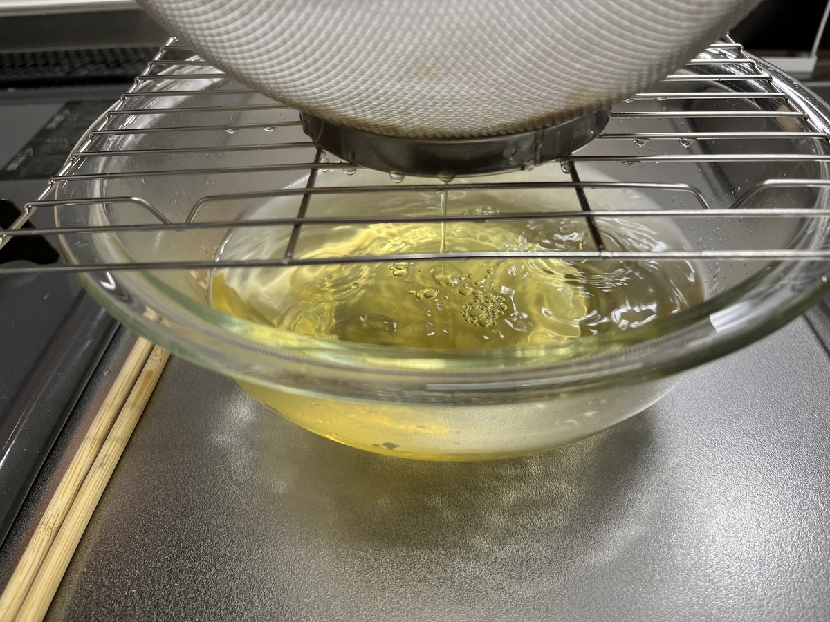 出汁を濾している写真。黄色い美味しそうな出汁ができた。