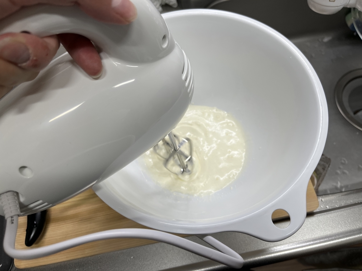 ハンドミキサーで生クリームをホイップにしている様子