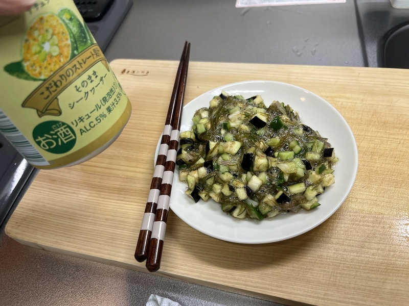 お皿に盛っただしとお酒