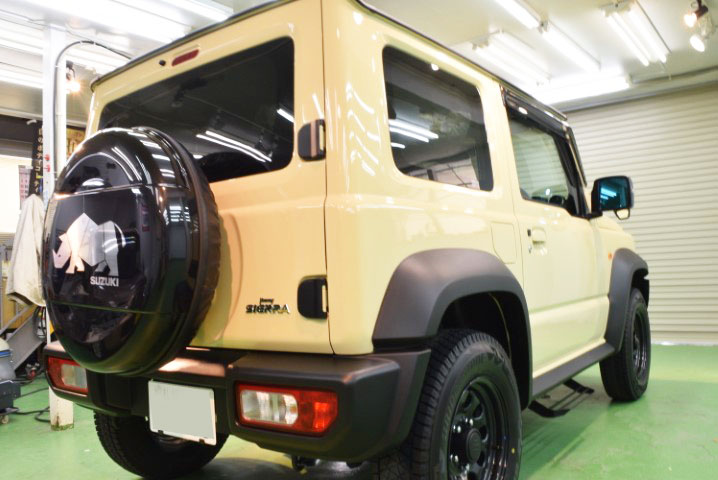 スズキ・ジムニーシエラ（シフォンアイボリーメタリック ブラック2トーンルーフ）