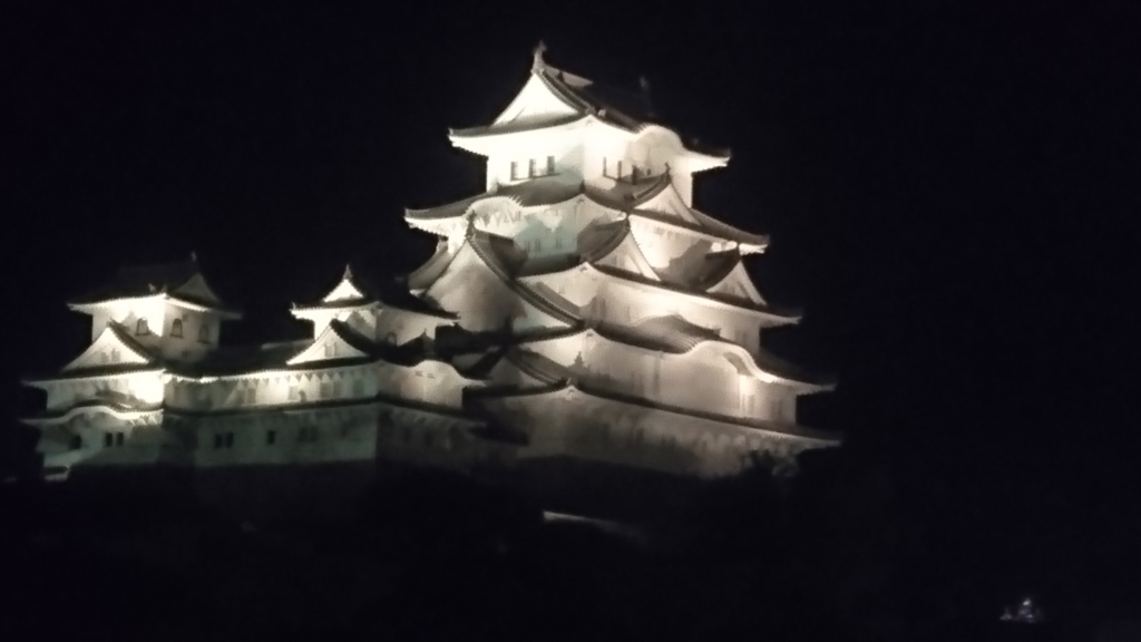 夜の姫路城は白さが際立っています プロジェクションマッピングが綺麗でした 姫路で瓦の文化を守る四代目表瓦社長のブログ