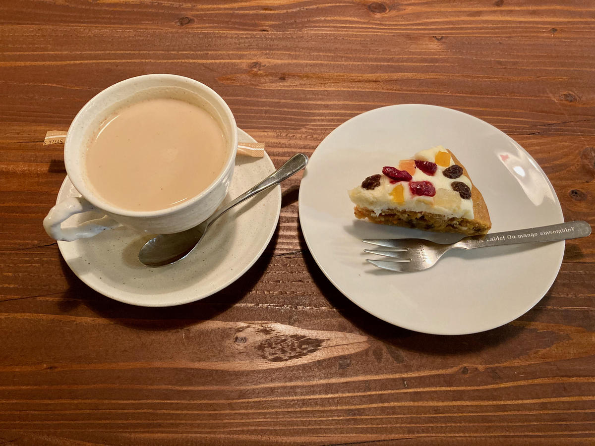 美味しいケーキとチャイを注文した