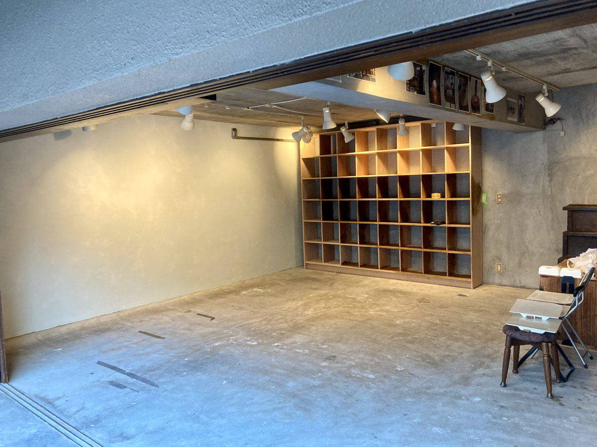 新しく設置された本棚と漆喰が塗られた壁:2021年4月撮影