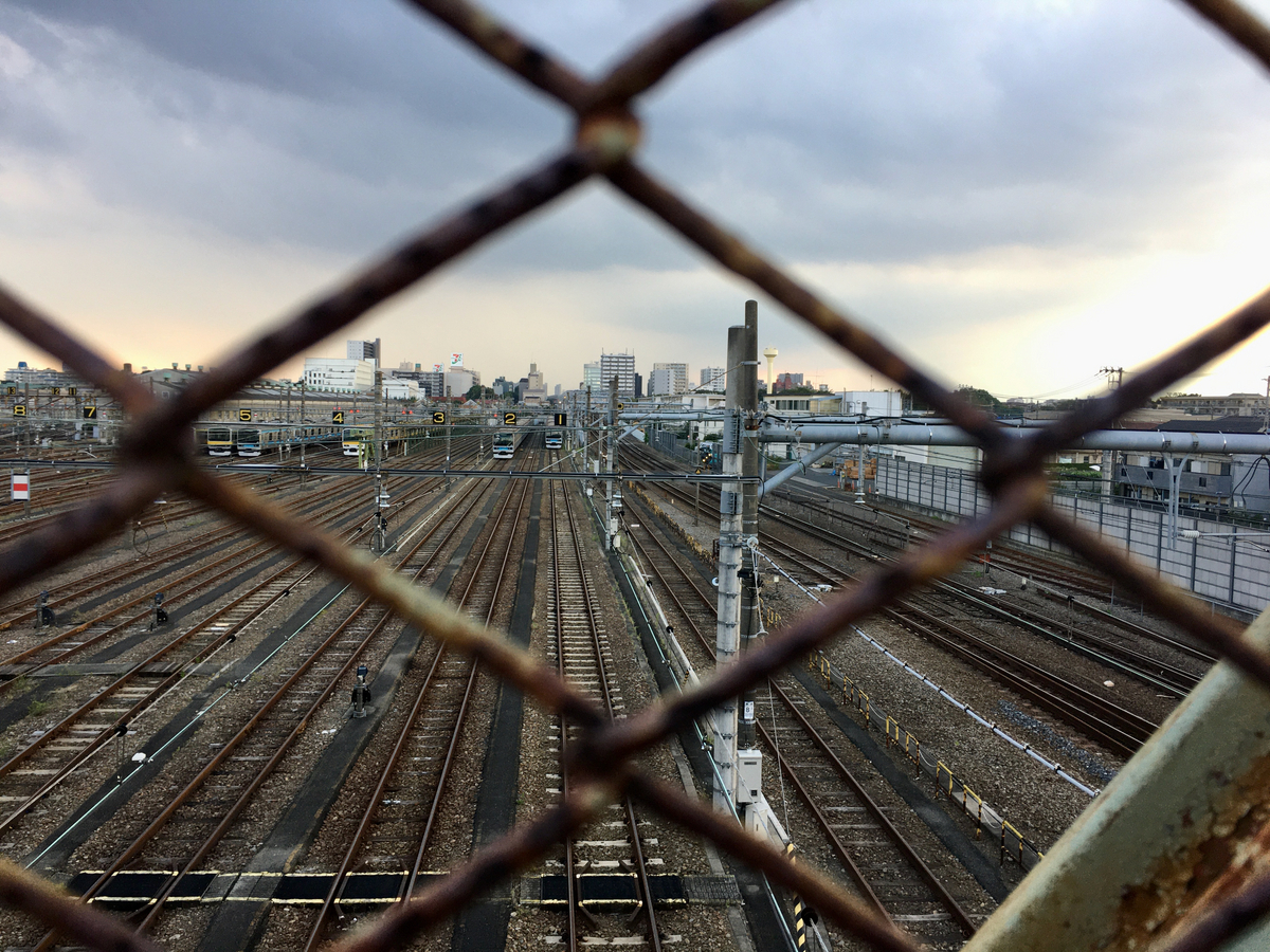 跨線橋の上から武蔵境駅方向を望む：2020年8月撮影