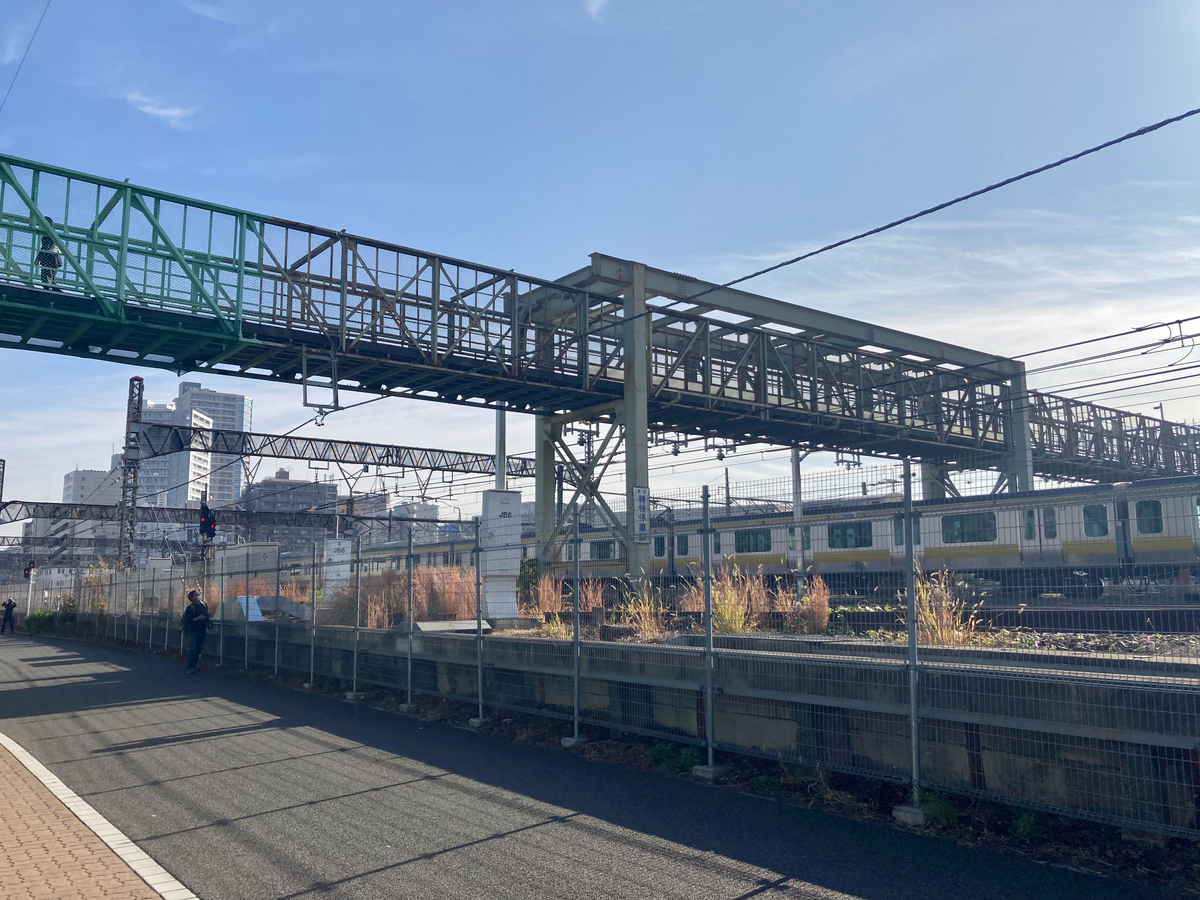 古い跨線橋と電車に青空が映えます：2023年12月16日撮影