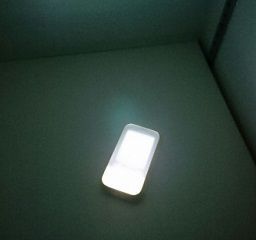 暗闇で光るスマートフォン