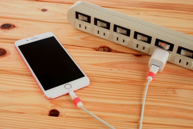 スマホの電源を切り、充電している写真
