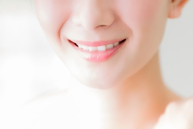 キレイな歯で笑う女性