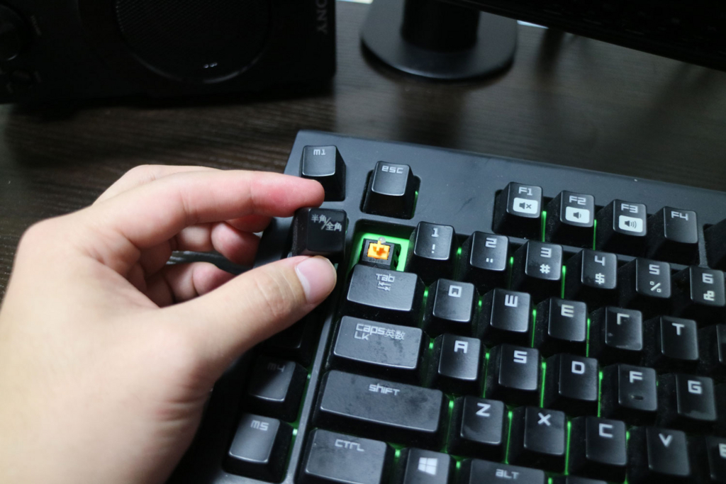 無水エタノールを使ってキーボードを徹底的に掃除したら舐められるくらいキレイになった おばじんは空を飛びたいあざらし