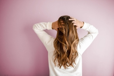 傷んだ髪 パサパサ過ぎる７つの原因と4つのヘアケア対策 Kami Blog