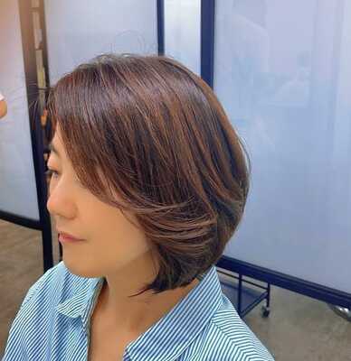 カット後の40代女性のボブスタイル。髪が多くても毛先がまとまり扱いやすくなった仕上がり