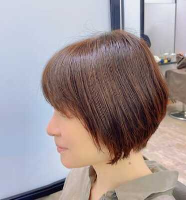  50代くせ毛・前髪ありショートレイヤーボブ