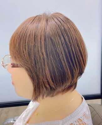 トップに自然なボリュームが出るふんわりショートに仕上げた50代女性の施術後