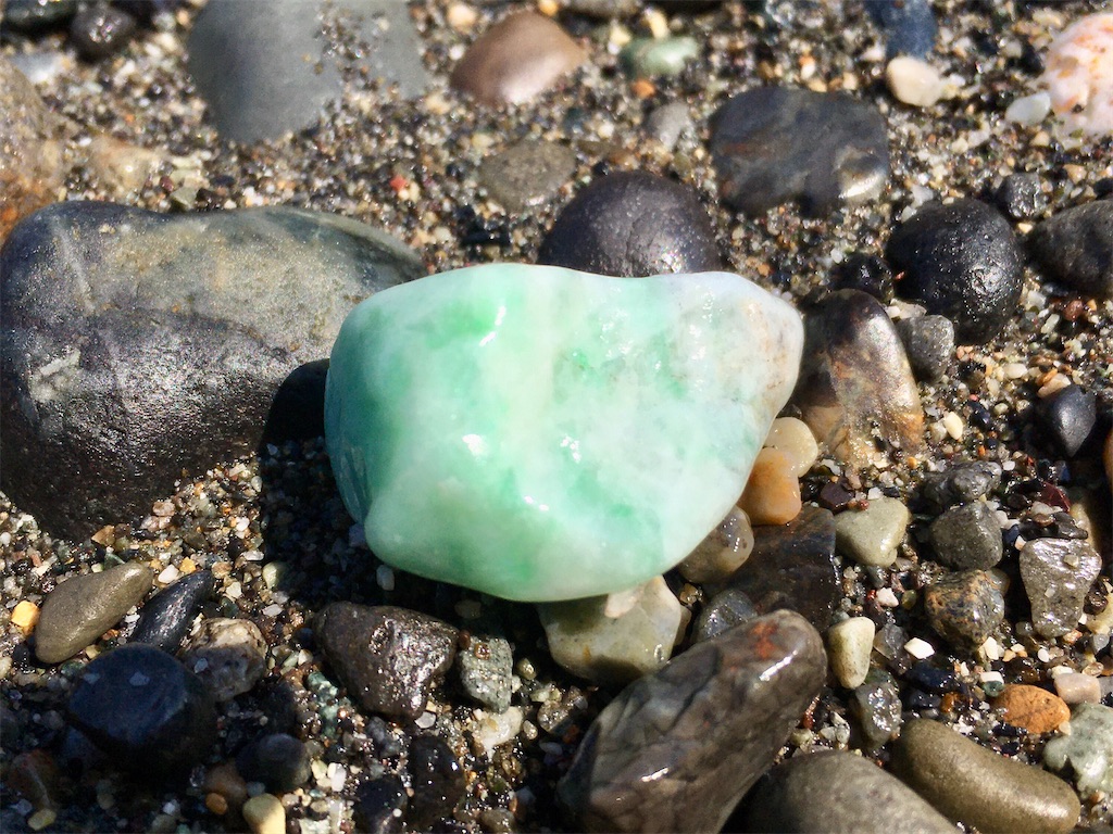 糸魚川翡翠原石【海岸・紫】84ｇ 糸魚川翡翠原石【海岸・紫】84g 糸魚川翡翠原石【海岸・紫】84g