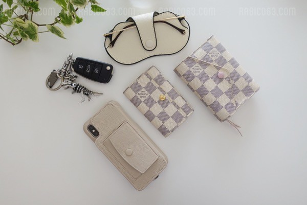 極美品『デミウルーボ』スマホケース ストラップセット iPhone12mini用 オシャレで使いやすい！デミウルーボのスマホケース＆ストラップ