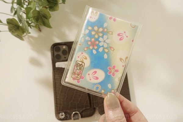 オシャレで使いやすい！デミウルーボのスマホケース＆ストラップ