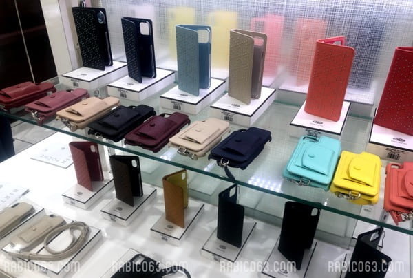 オシャレで使いやすい！デミウルーボのスマホケース＆ストラップ