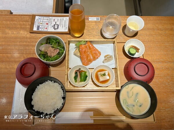 羽田空港 hitoshinaya 朝ごはん 鮭膳