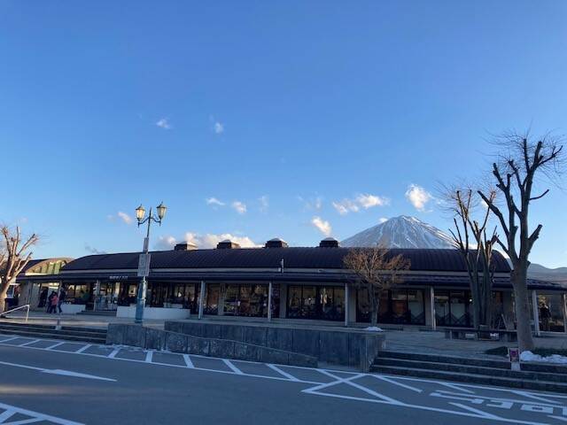 山梨県にある道の駅なるさわ周辺には、富士山の歴史を学べる博物館や二種類の露天風呂・洞窟風呂・炭酸泉などが楽しめる日帰り温泉ゆらりがありました