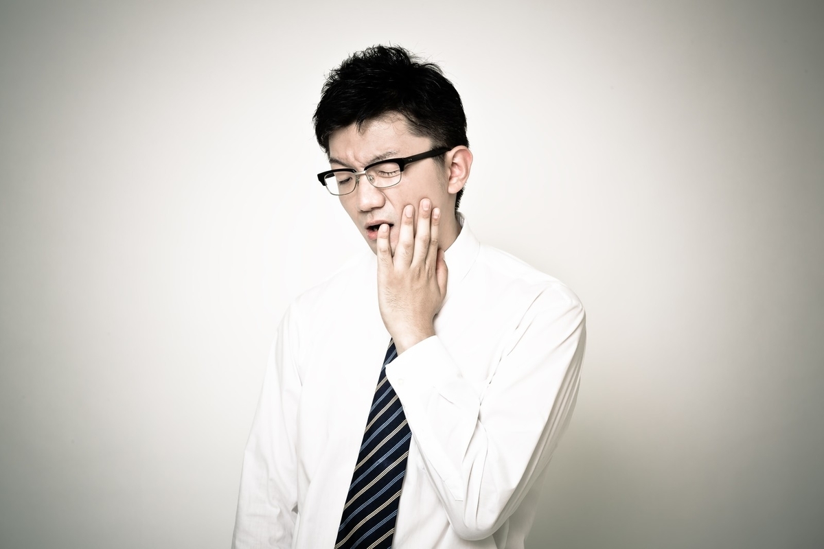 口内炎に苦しむ男性