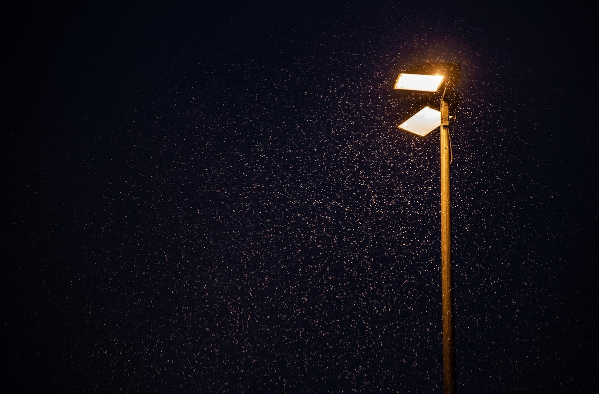 雪が降る中の街灯