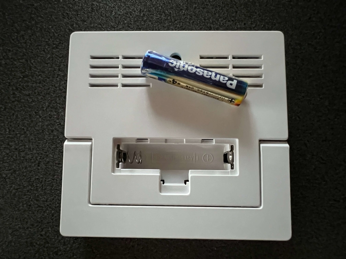 デジタル温湿度計の裏面と電池