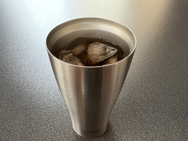 飲み物の入ったタンブラー