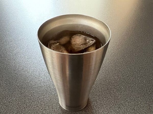 飲み物の入ったタンブラー