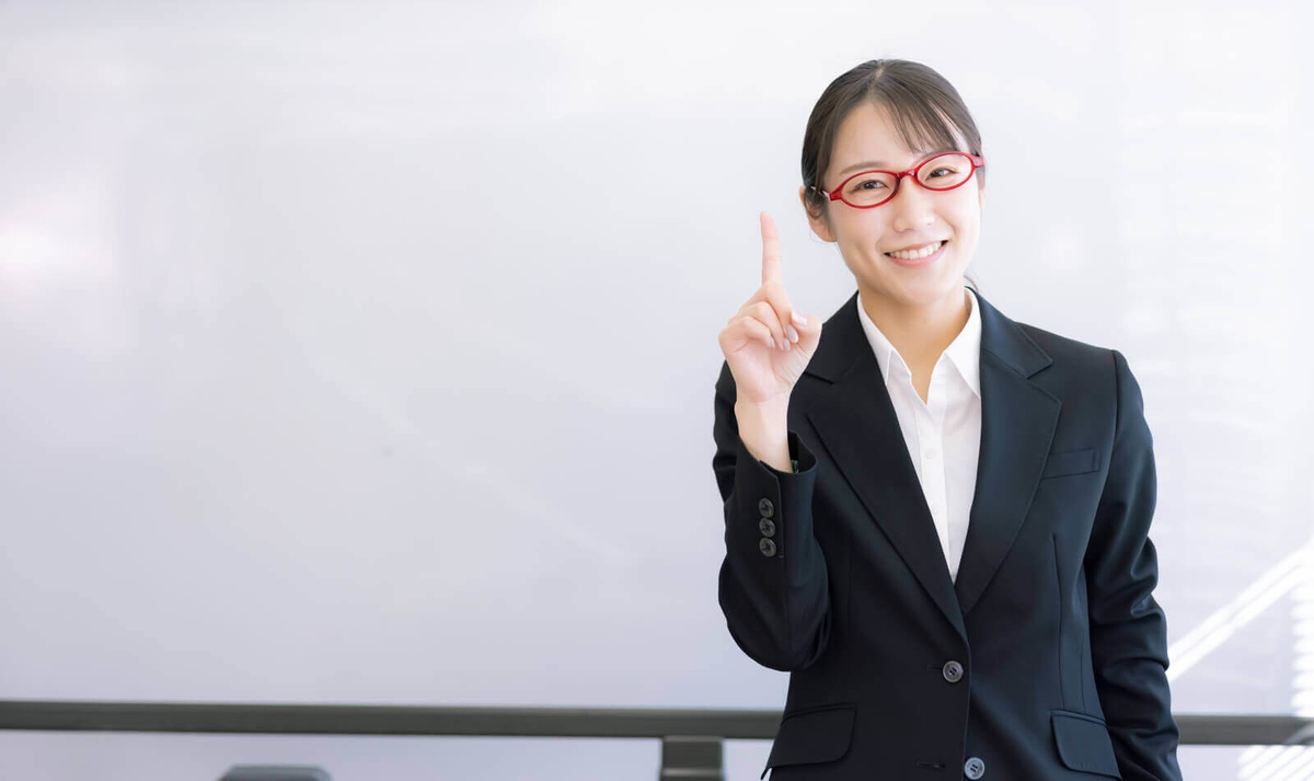 ホワイトボードで説明する女性