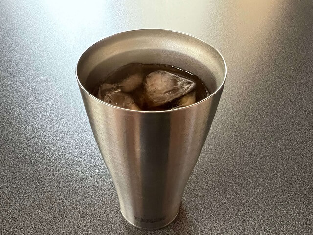 氷の入ったタンブラー