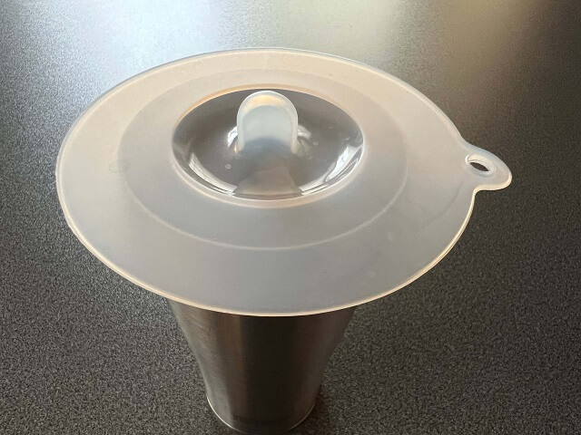 蓋をしたタンブラー