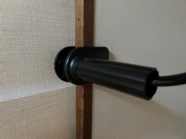 襖に固定したスマホアームスタンド