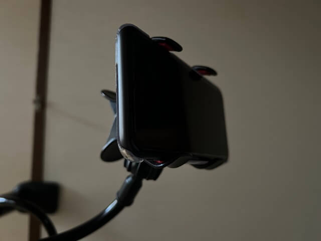 スマホアームスタンドに固定したスマホ