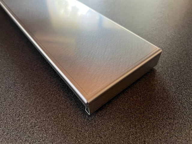 排気口カバースマートフラットの表面