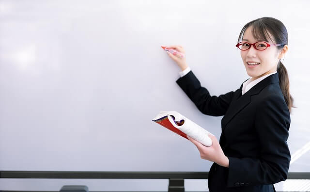 ホワイトボードで説明する女性