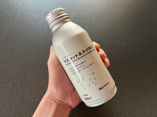 手に持ったノンカフェイン マスカット&ルイボス