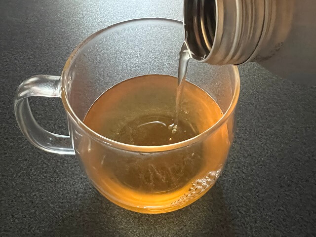 印無良品のノンカフェイン マスカット&ルイボスをコップに注いでいる