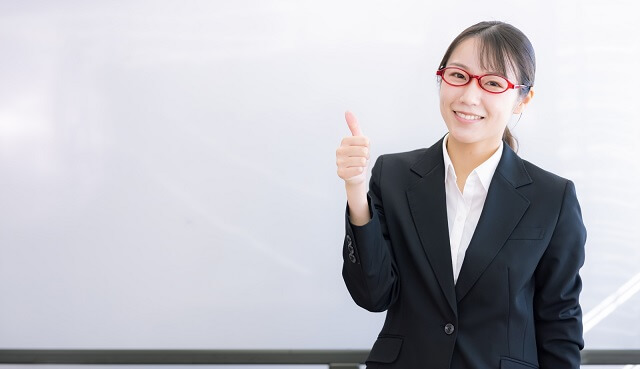 ホワイトボードで説明する女性