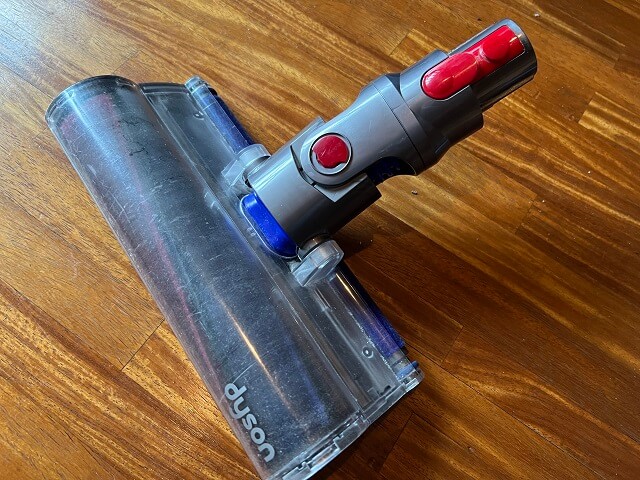 新しいジャバラホースを取り付けた掃除機のヘッド部分