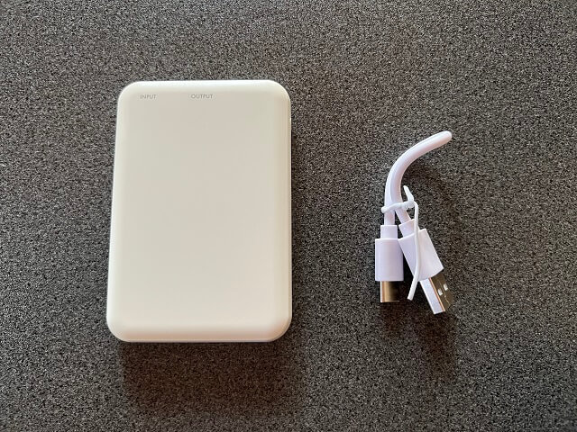 スリーコインズのスリムモバイルバッテリーと充電ケーブル