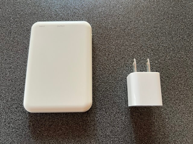 スリーコインズのスリムモバイルバッテリーと充電器を上から見た図