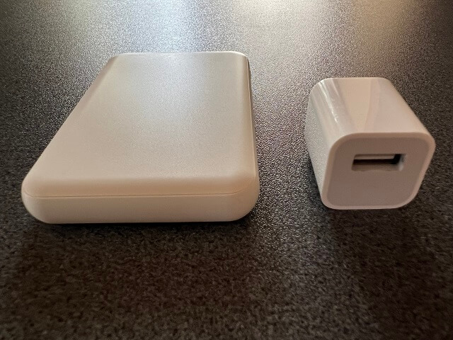スリーコインズのスリムモバイルバッテリーと充電器を正面から見た図