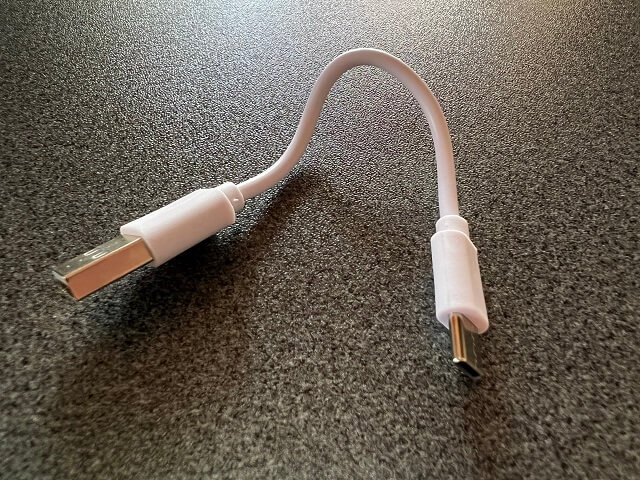 スリーコインズのスリムモバイルバッテリーに同梱されている充電ケーブル