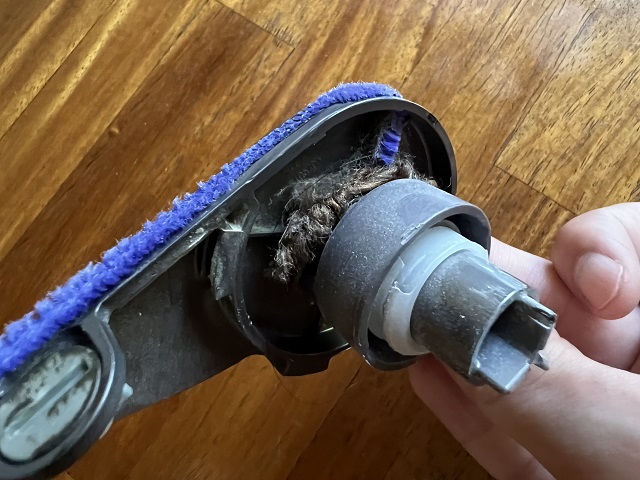 ダイソンのヘッドを分解して絡まっているゴミを確認