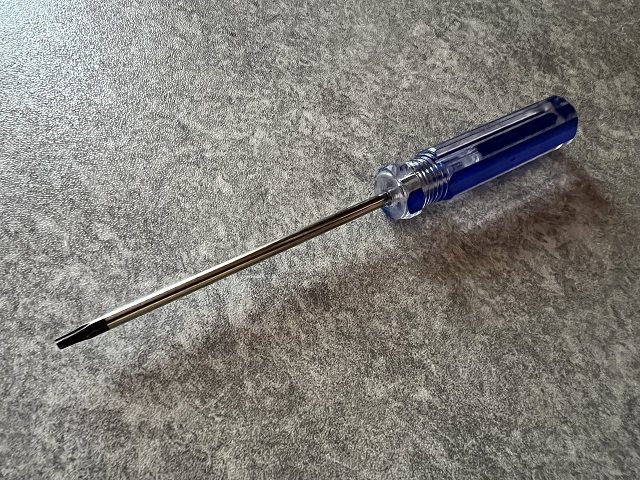 ダイソンのヘッド分部の分解に使用するトルスクドライバー